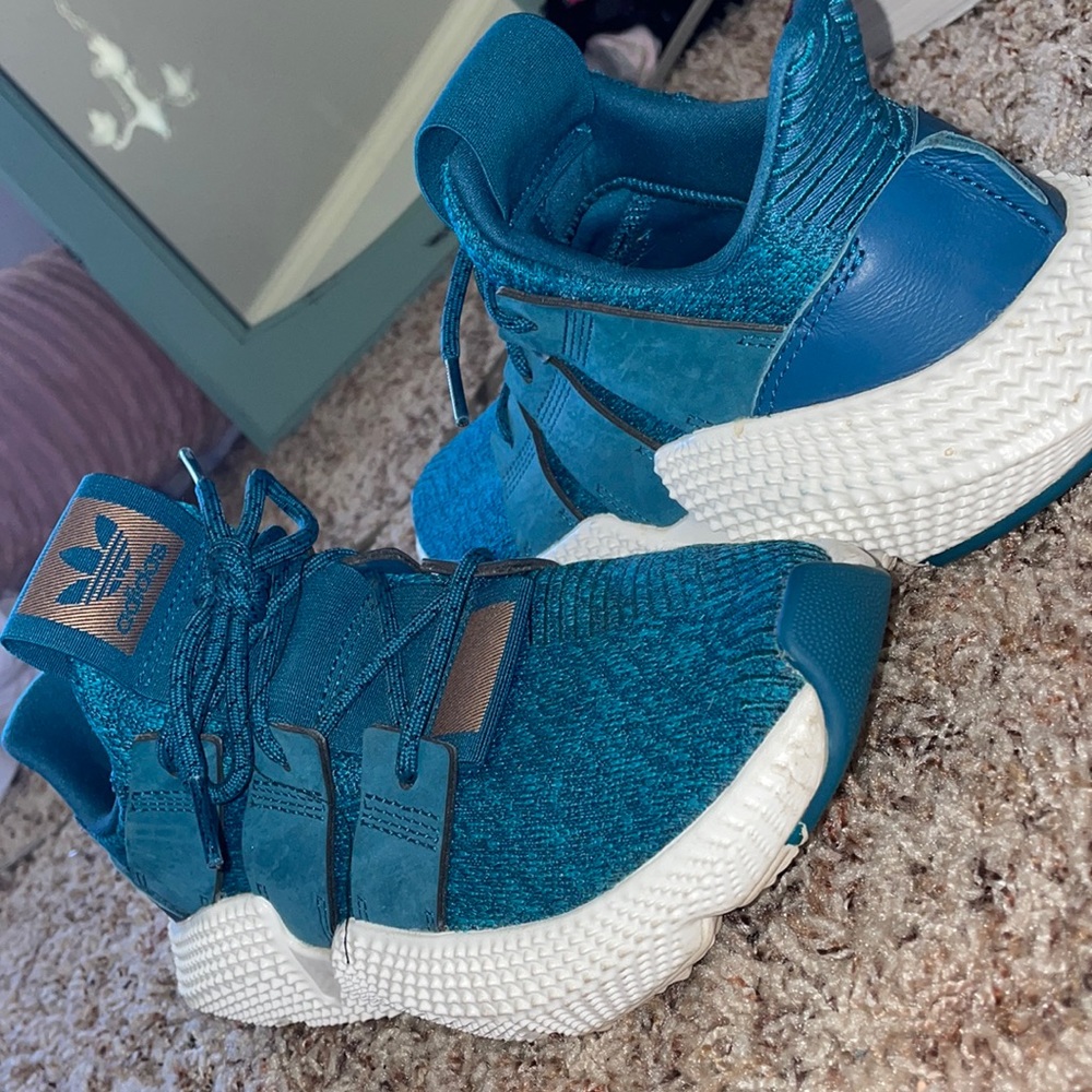 Women Adidas tennis shoes